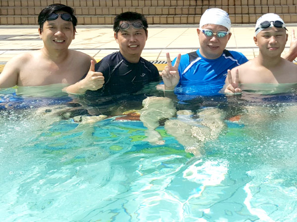 Adult swimming lessons in Singapore. Group and private swimming classes for adults in Singapore. Adult swimming classes available in public swimming complex and condominium in Singapore. Contact Swim Best Swim School for adult swimming lessons in Singapore.